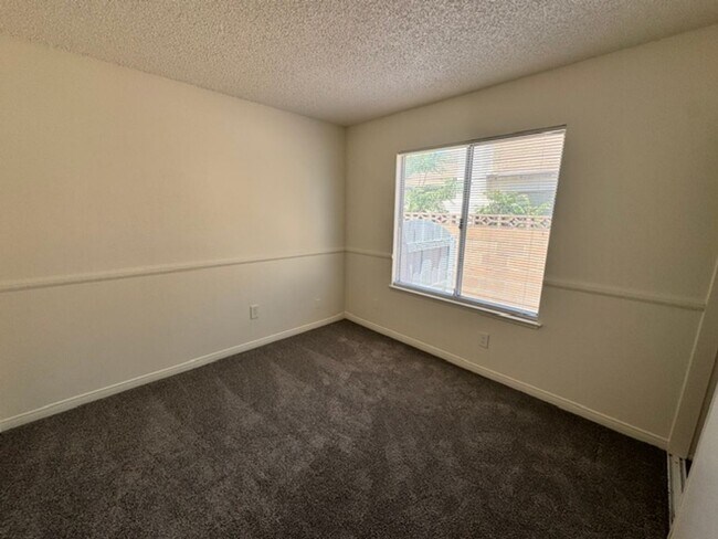 Building Photo - Gorgeous Remodeled 3+2 - $2600