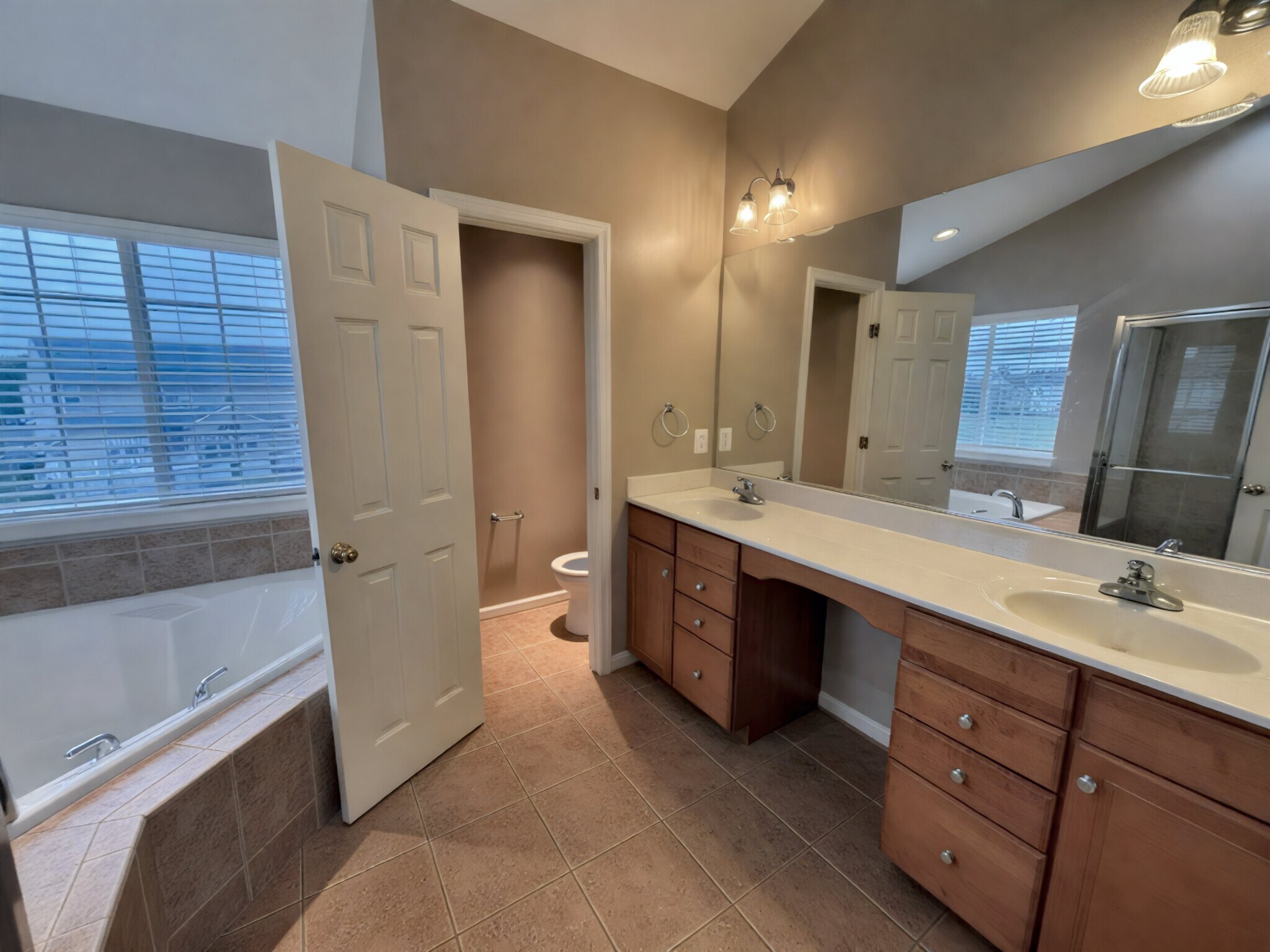 Master Bathroom - 15024 Burgandine Ave