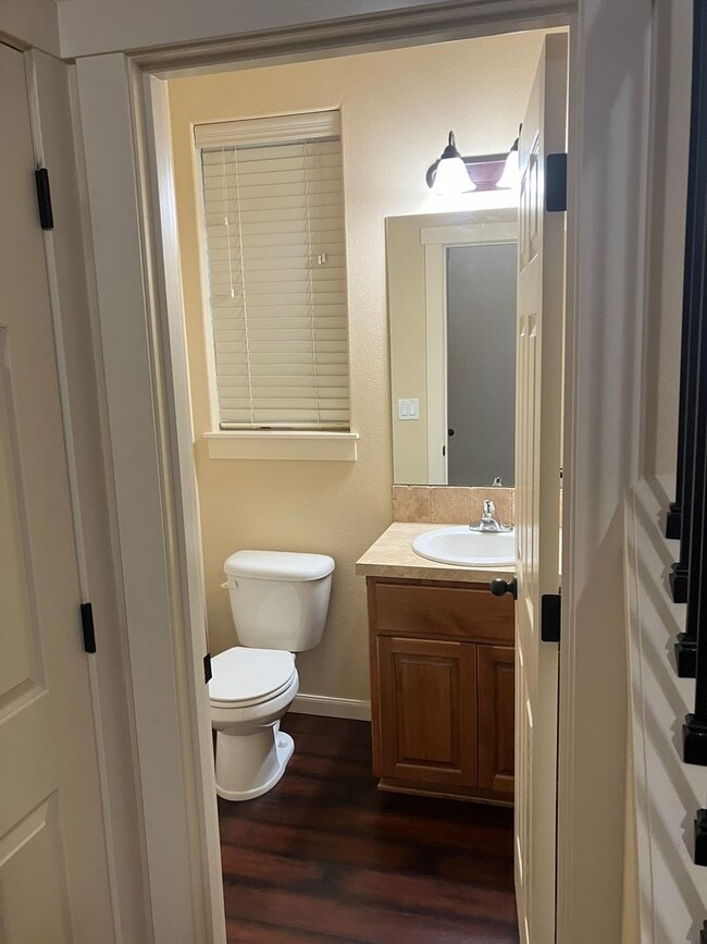 Building Photo - Beautiful Craftsman Style Home in Felida - 3 Bedroom/2.5 Bath - Available for showing on 3/30!