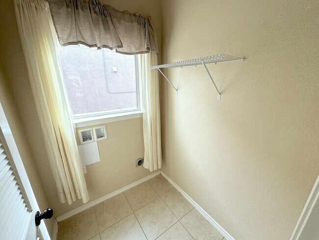 Building Photo - Sandstone Ranch Estates 4Bed/2.5bath Refrig A/C!