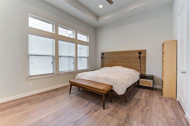 Building Photo - 730 Carriage Knls Dr