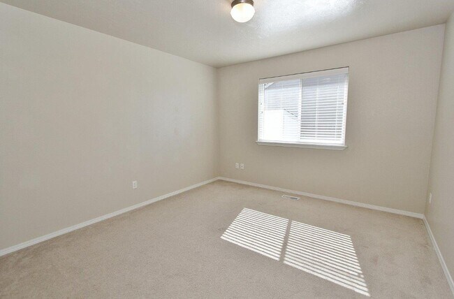 Building Photo - Immaculate Single-Level Home