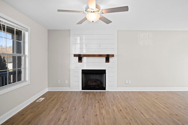 Building Photo - 1385 Sussex Dr