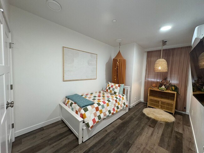 Building Photo - 380 Utah Ave