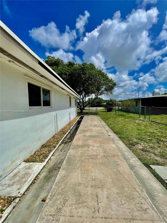 Building Photo - 4430 W Broward Blvd