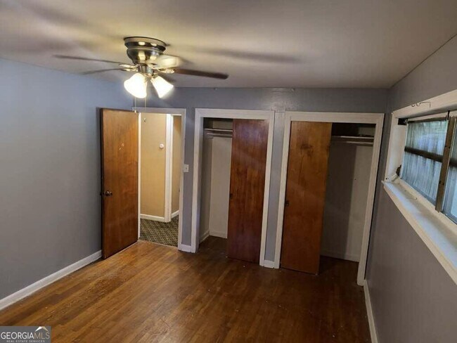 Building Photo - 4748 Sylvan Dr