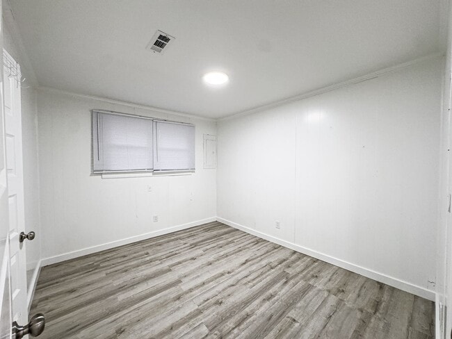 Building Photo - Renovated 3 Bedroom Home in Springfield, TN!