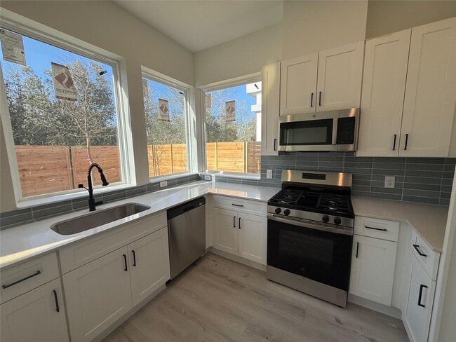 Building Photo - 2000 Riverside Farms Rd