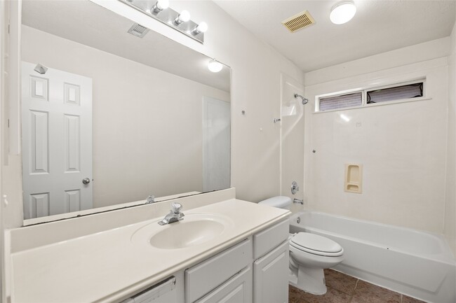 Building Photo - 4823 Lake Daniel Ct