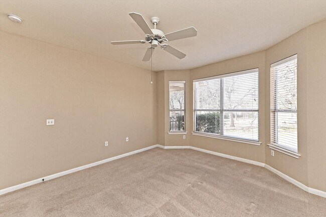 Building Photo - 117 Larkspur Ln