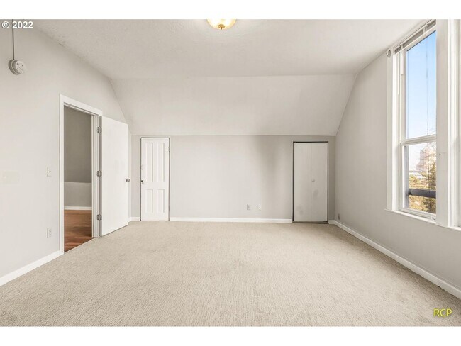 Building Photo - Victorian-style apartment available in the serene SW Hills