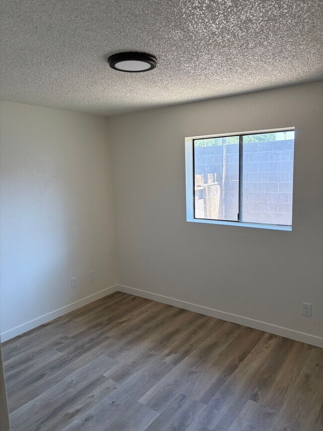 Building Photo - 514 S Bellview