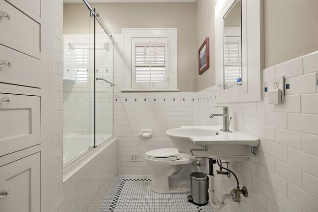 Building Photo - 105 Laurel Ln