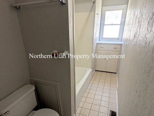 Building Photo - Lower Unit 2 Bed, 1 Bath