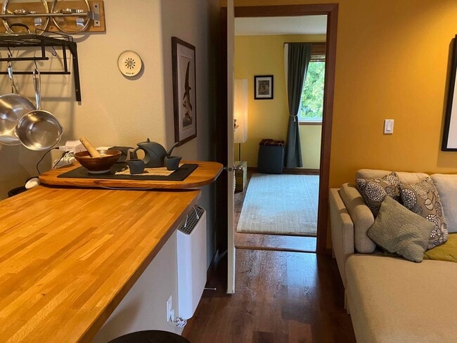 Building Photo - Charming Westside Condo Near Newport Market – Available April–October!