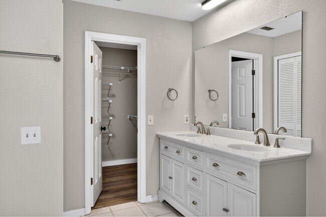 Building Photo - 802 Arietta Cir N