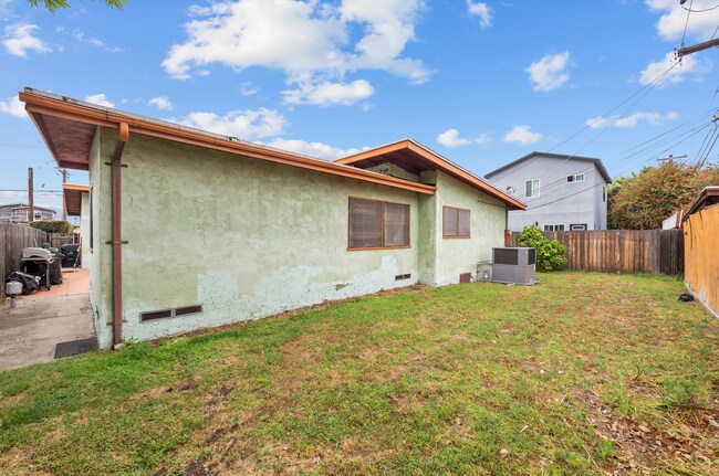 Building Photo - Attached garage + no back house!