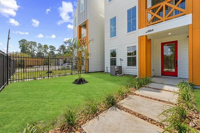 Building Photo - 3903 Pinemont Dr