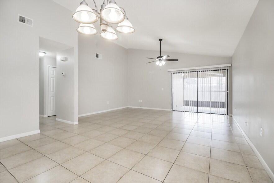 Building Photo - 4262 Sandhurst Dr