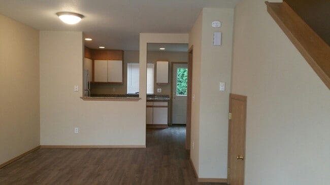 Building Photo - MOVE IN SPECIAL $500 OFF MOVE IN COSTS.  Emerald Court 2 bedroom 1 1/2 bath. 1 carport Puyallup T...