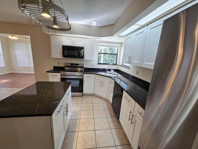 Building Photo - 1232 Woodridge Ct