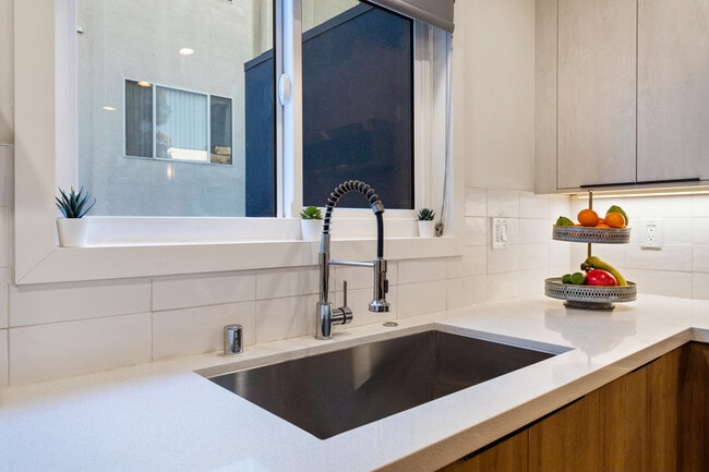 Modern faucet and oversized sink - 1907 Malcolm Ave