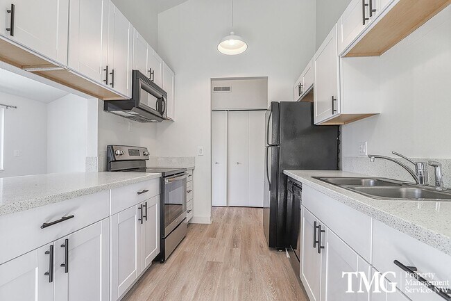 Building Photo - Amazing Open concept Condo in a secluded c...