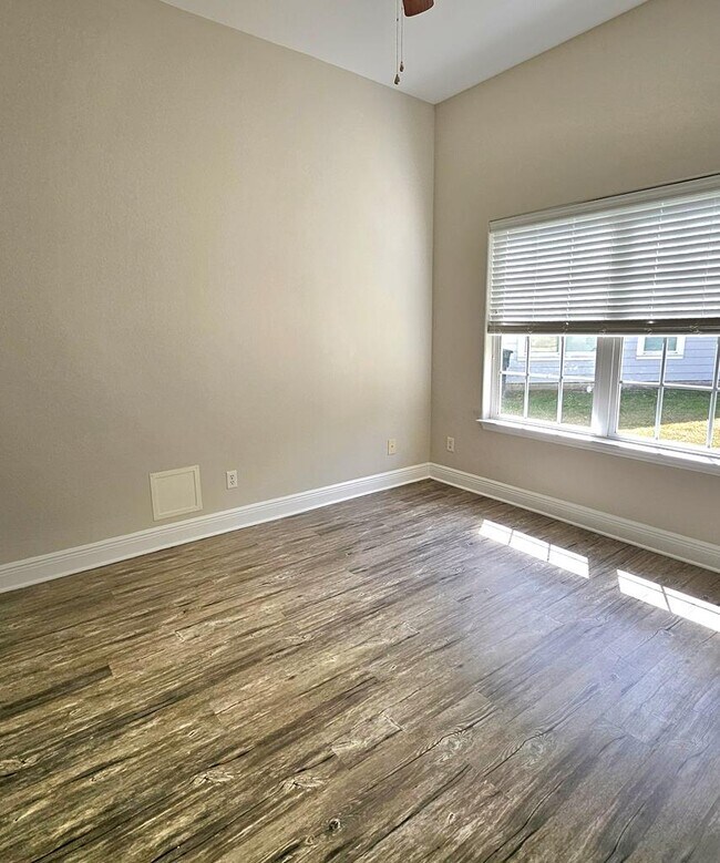 Building Photo - 321 Summercreek Cove