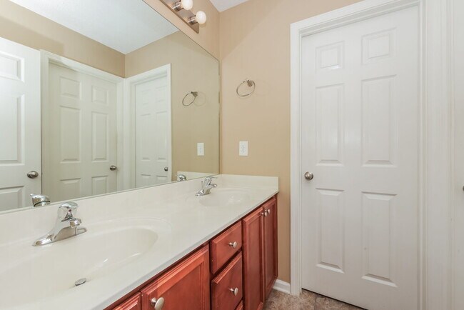 Building Photo - 305 Sarna Dr