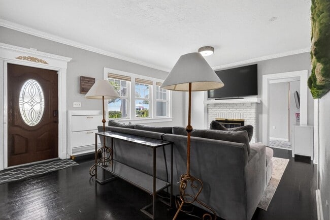 Building Photo - 412 El Prado