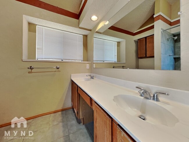 Building Photo - 633 Albrook Dr