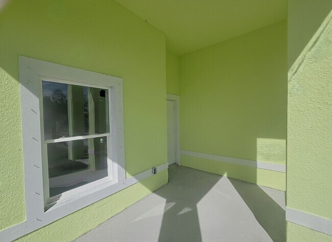 Building Photo - CORNER DULEX-PRIME LOCATION-THREE BEDROOM, TWO BATH, ONE CAR DUPLEX