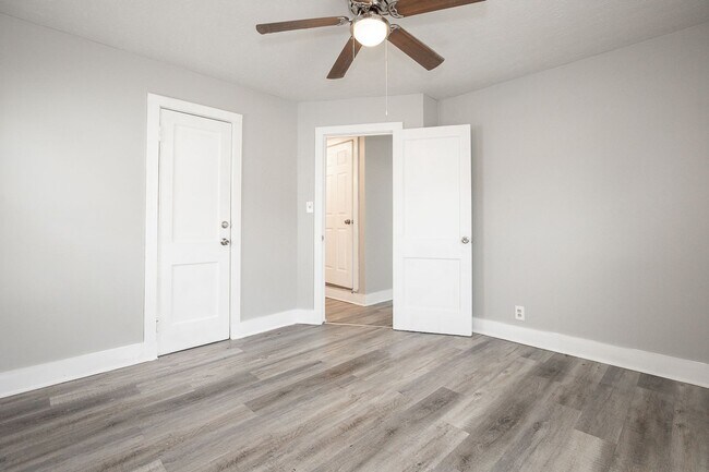 Building Photo - 3 bedroom/1 bath Single House!
