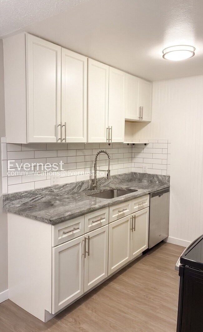 Building Photo - 2 Bed/1 Bath Condo with Off-Street Parking / Available Now!