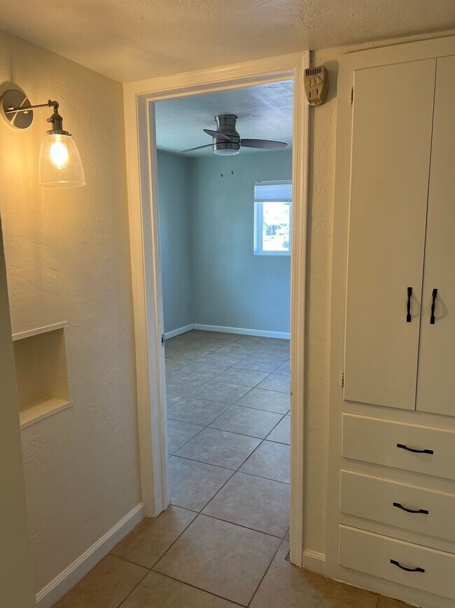 Building Photo - 4831 E Hampton St