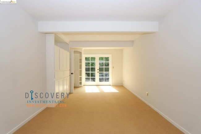 Building Photo - 220 Sandringham Rd
