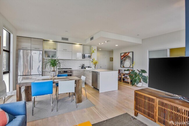 Building Photo - 451 Donahue St