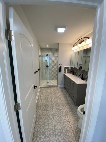 Master suite food bathroom - 1525 Manton St
