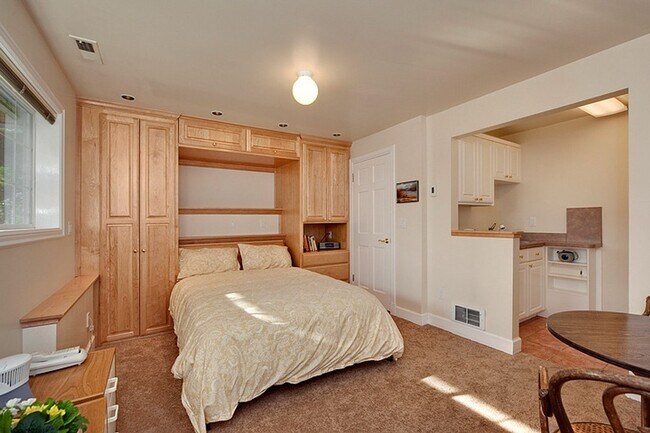 Building Photo - Queen Anne Home