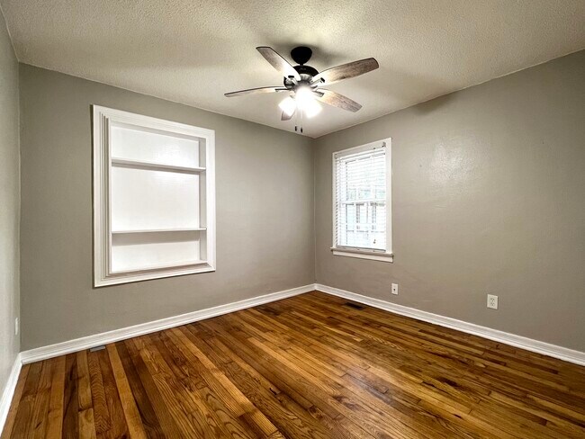 Building Photo - 3033 Lake Ave