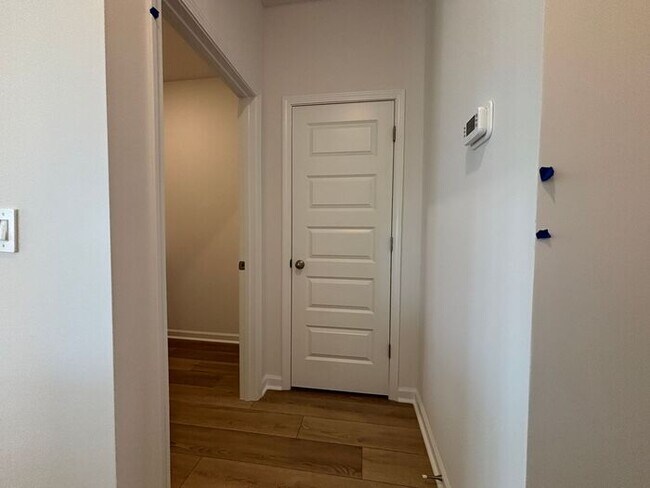 Building Photo - MOVE IN SPECIAL