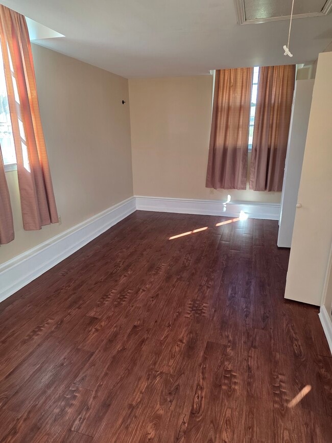 Building Photo - 3009 Sunnyview Dr