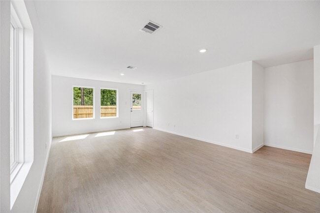 Building Photo - 915 Songbird Ln