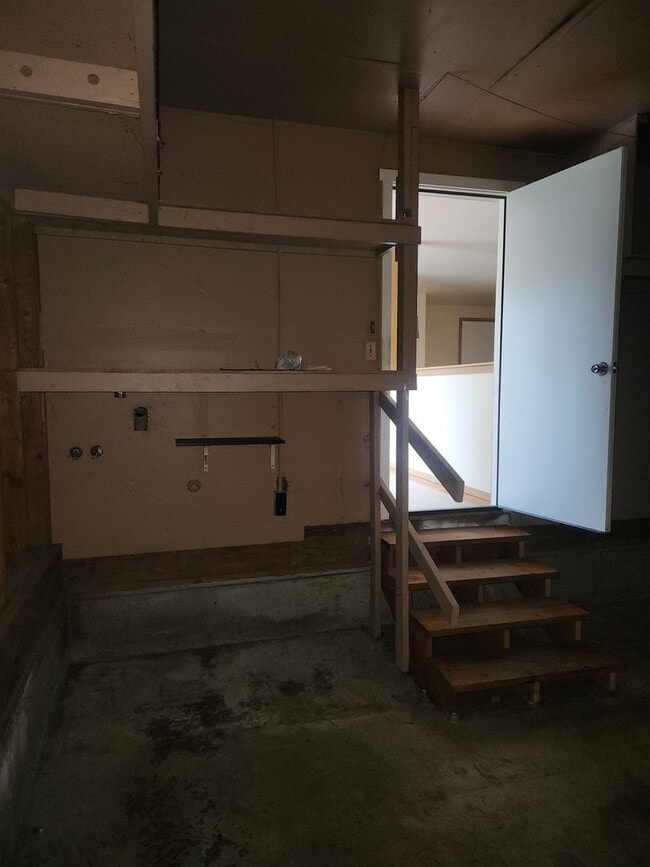 Building Photo - Rambler Available For Rent!!