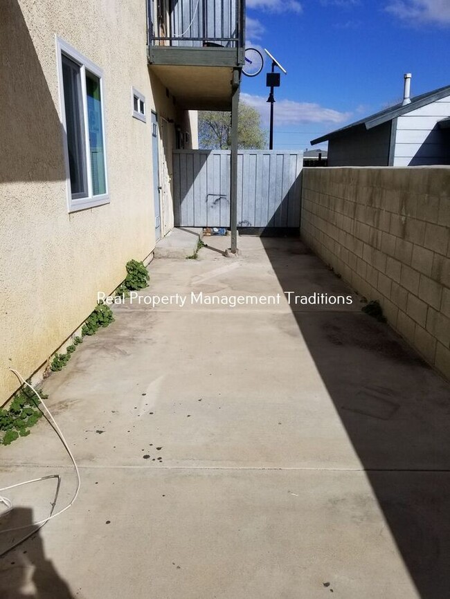 Building Photo - Upgraded 3 + 1 Apartment in Rosamond