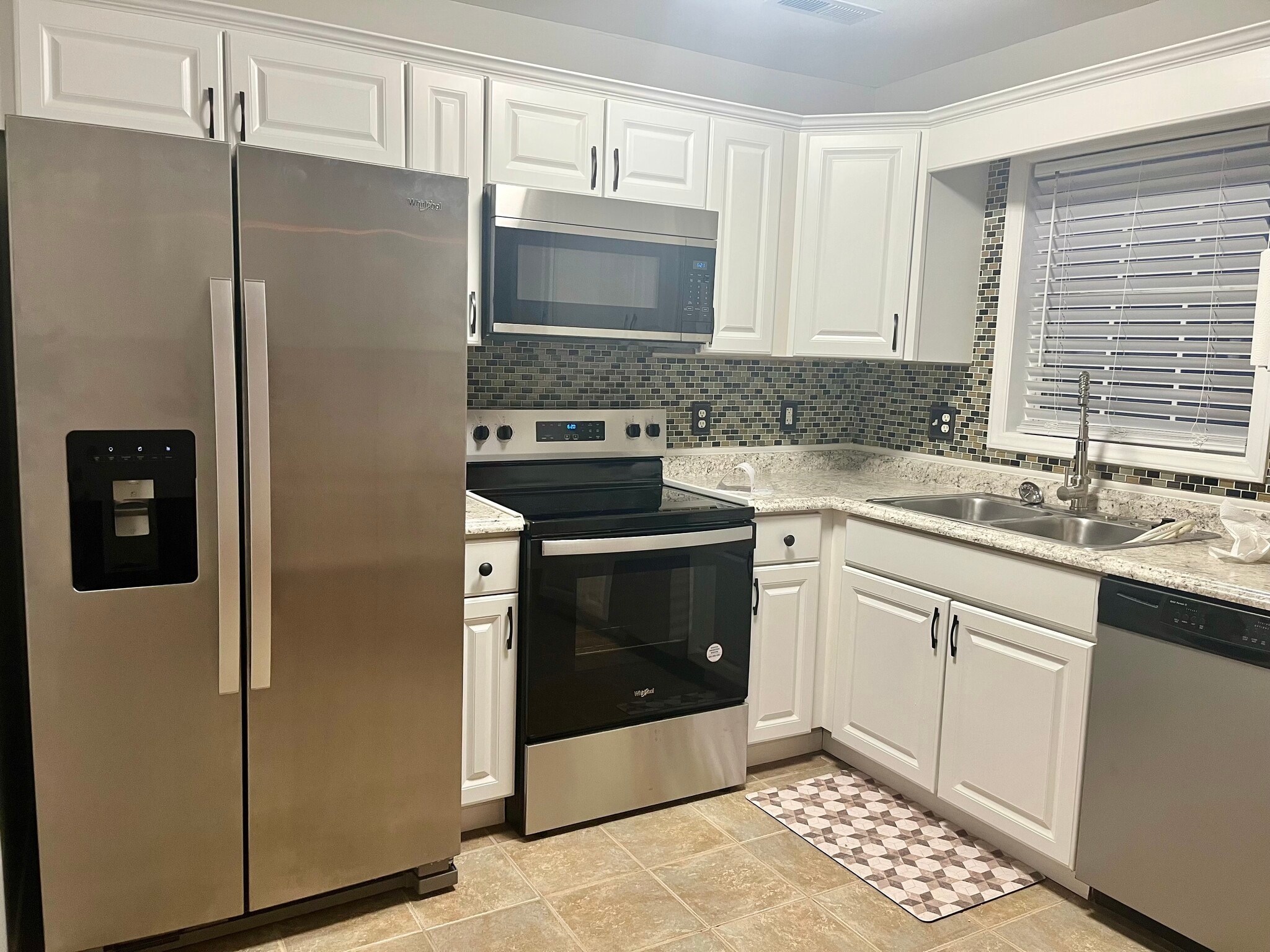 Building Photo - 619 Varsity Dr