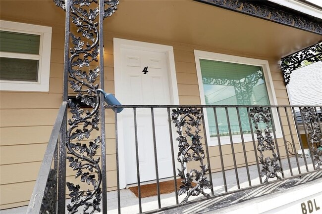 Building Photo - 1007 1/2 W Main St