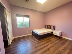 Building Photo - 916 E Bob Barney Ct