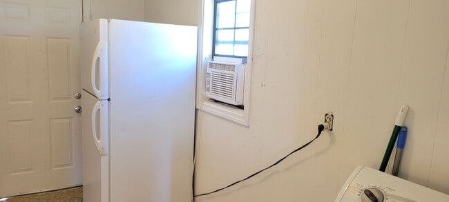 Building Photo - HOME LOCATED NEAR COLLEGE