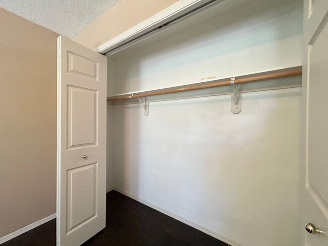 Building Photo - Cozy 4 Bed, 2.5 Bath House!